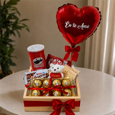 Cesta de presente em box de pinus com Ferrero Rocher, Pringles, Kinder Bueno e balão