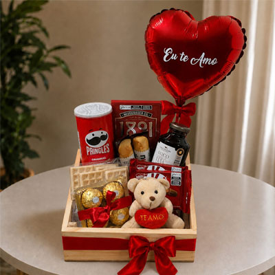 Cesta de presente em box de pinus com suco de uva, Pringles, Ferrero Rocher e balão