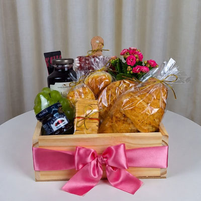 Cesta de café da manhã em box de pinus com suco de uva, café, croissant, pão brioche, pão de queijo, walfer, palmier, torradas, uvas e chocolate