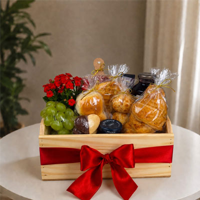 Cesta de presentes para Namorados com pães artesanais e flores