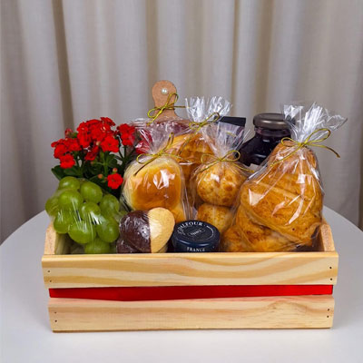 Cesta de café da manhã de Dia dos Namorados em Maringá com pães artesanais, frios e mini flor