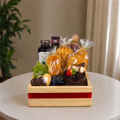 Cesta de café da manhã romântica em box de pinus com croissant e porção de chocolates premium