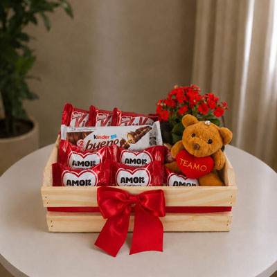 Cesta de presente para o Dia dos Namorados com bombons Amor, Kit Kat, pelúcia e flor Kalanchoe