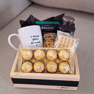 Cesta O Melhor Pai do Mundo em box de pinus com caneca de porcelana, suco de uva, café, Ferrero Rocher, snack pingo de ouro e wafer crocante
